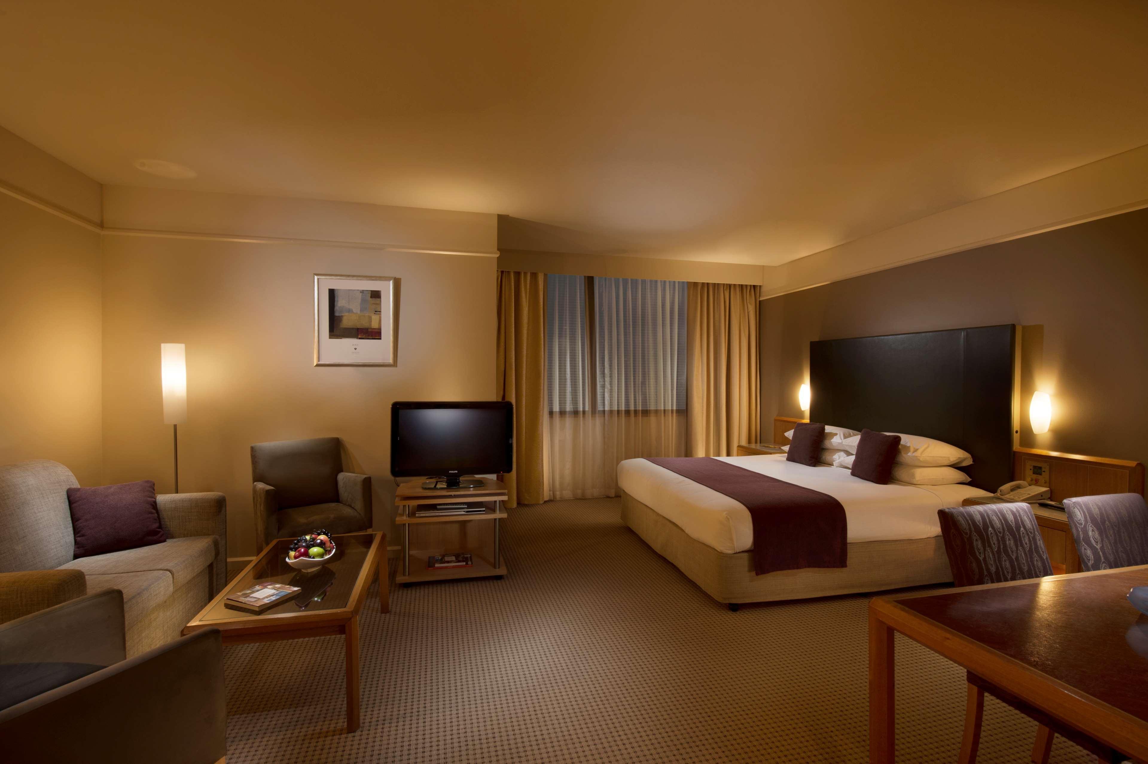 Stamford Plaza Adelaide Hotell Rom bilde A suite at the Crowne Plaza Hotel, Parramatta, Australia