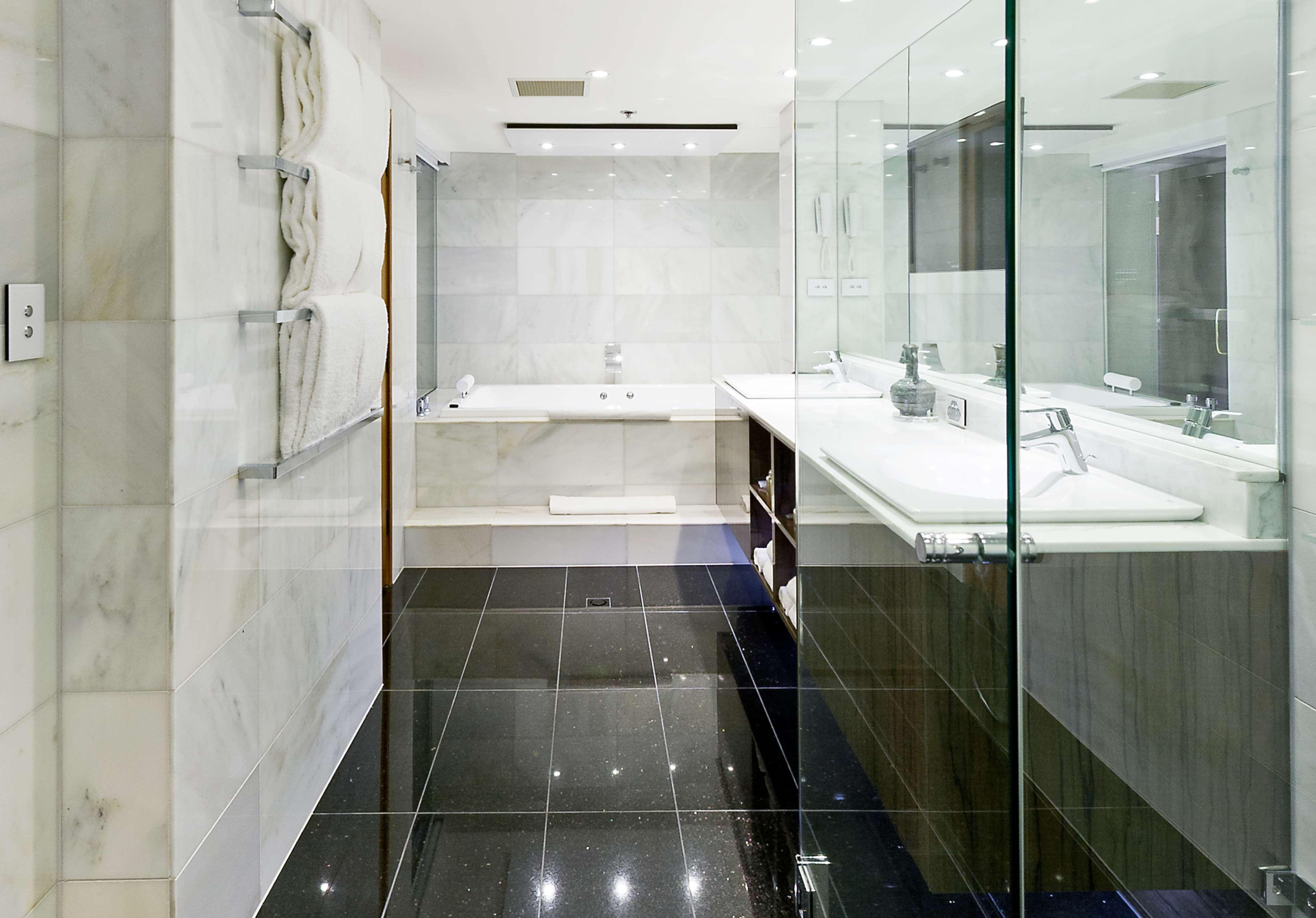 Stamford Plaza Adelaide Hotell Eksteriør bilde A modern bathroom