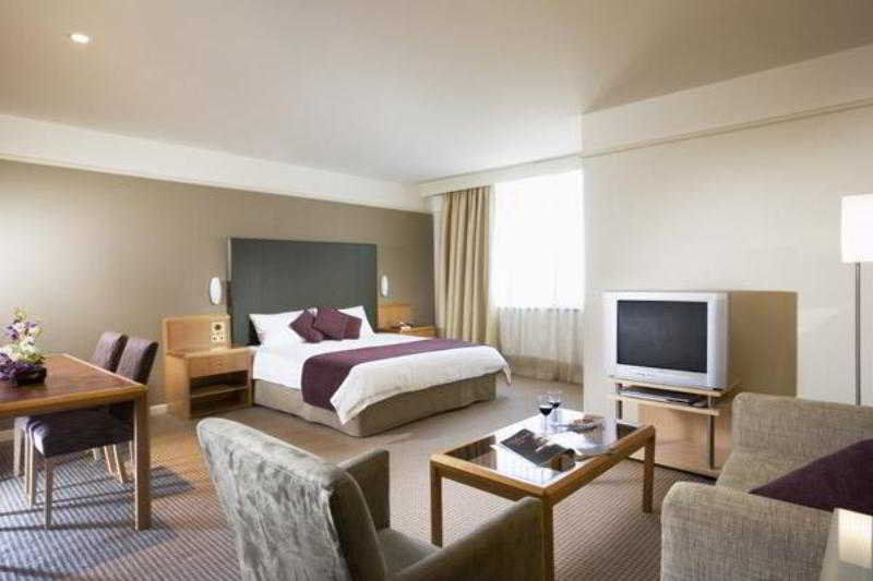 Stamford Plaza Adelaide Hotell Rom bilde A suite at the Hilton London Heathrow