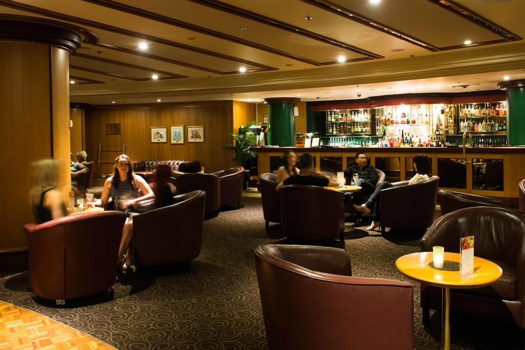 Stamford Plaza Adelaide Hotell Eksteriør bilde The bar at the hotel